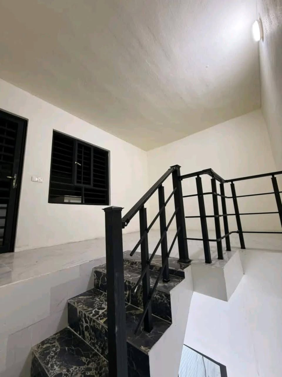 بيت للبيع المساحه 100 متر طابقين وجها 7 مع اثاث شارع 15حي السماح الاركان قرب مدرسة السماح للاستفسار مراجعة مكتب عمر للعقار 
***********
*********** ابو اياد
