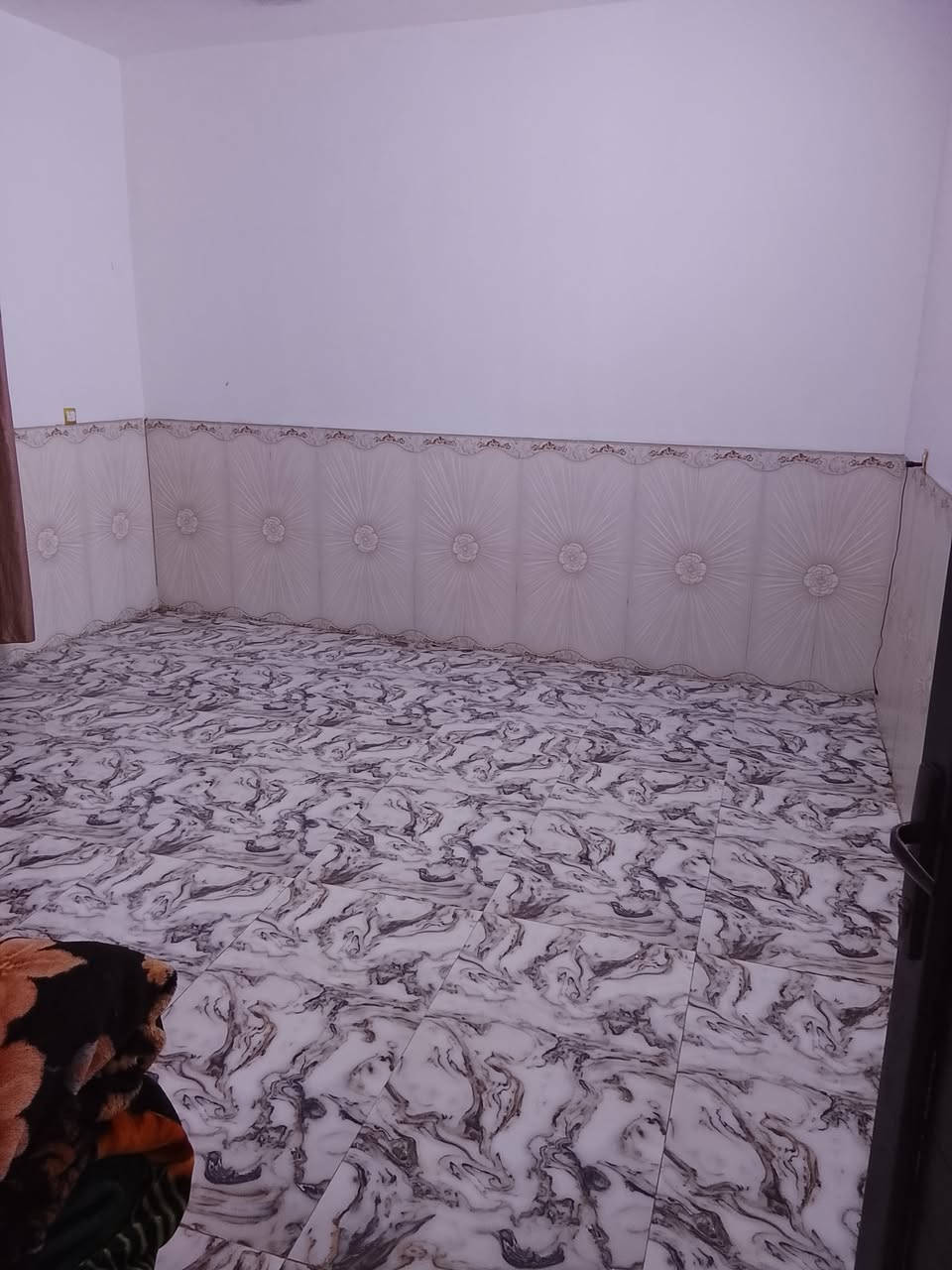 بيت للبيع الطارميه  شارع سكلات قرب جامع حسنين مساحه البيت 200 متر ***********
