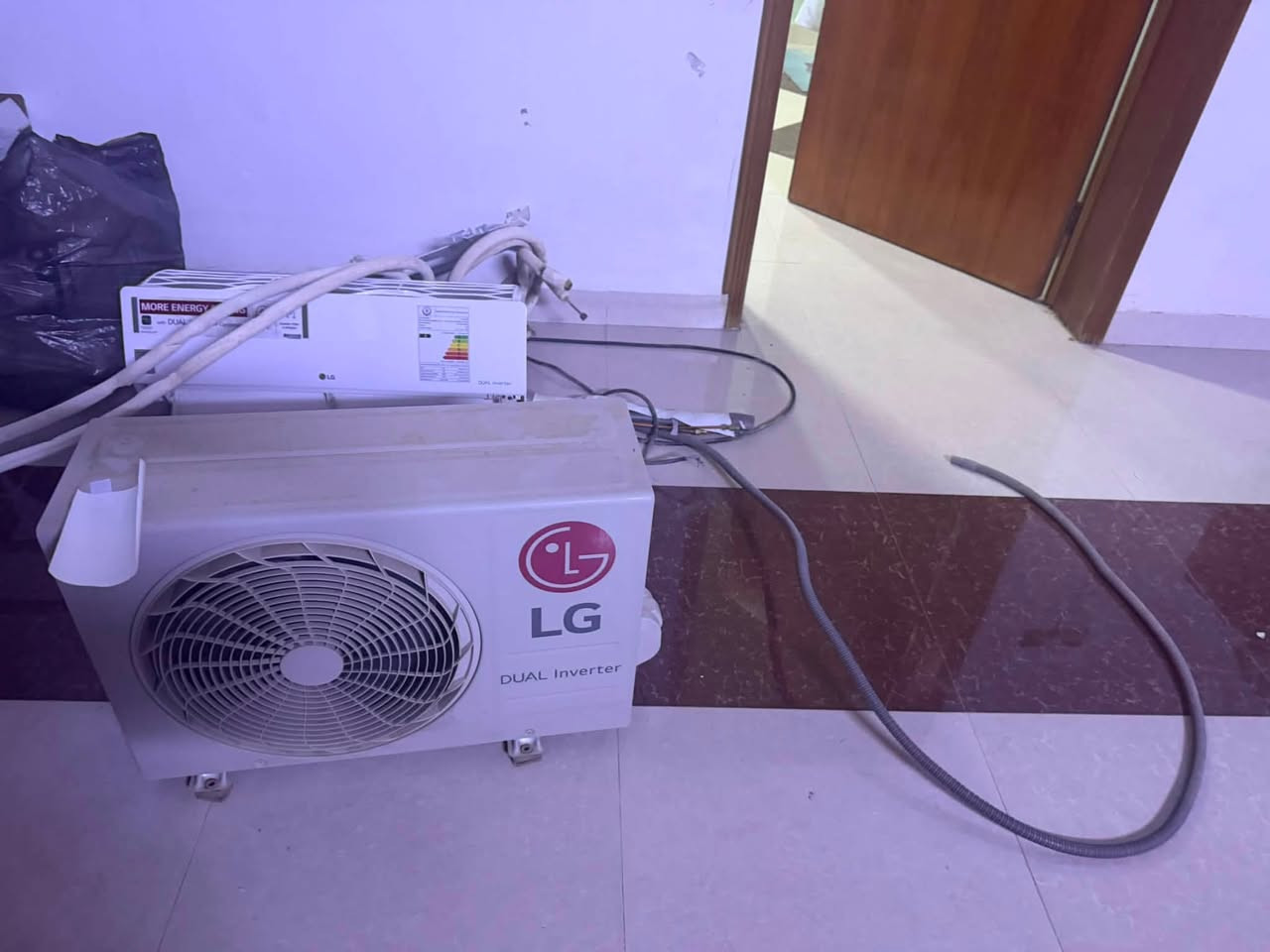 سبلت LG  مستعمل. شغال طبيعي مشحون غاز ب350 الف وبي مجال بسيط 
***********
