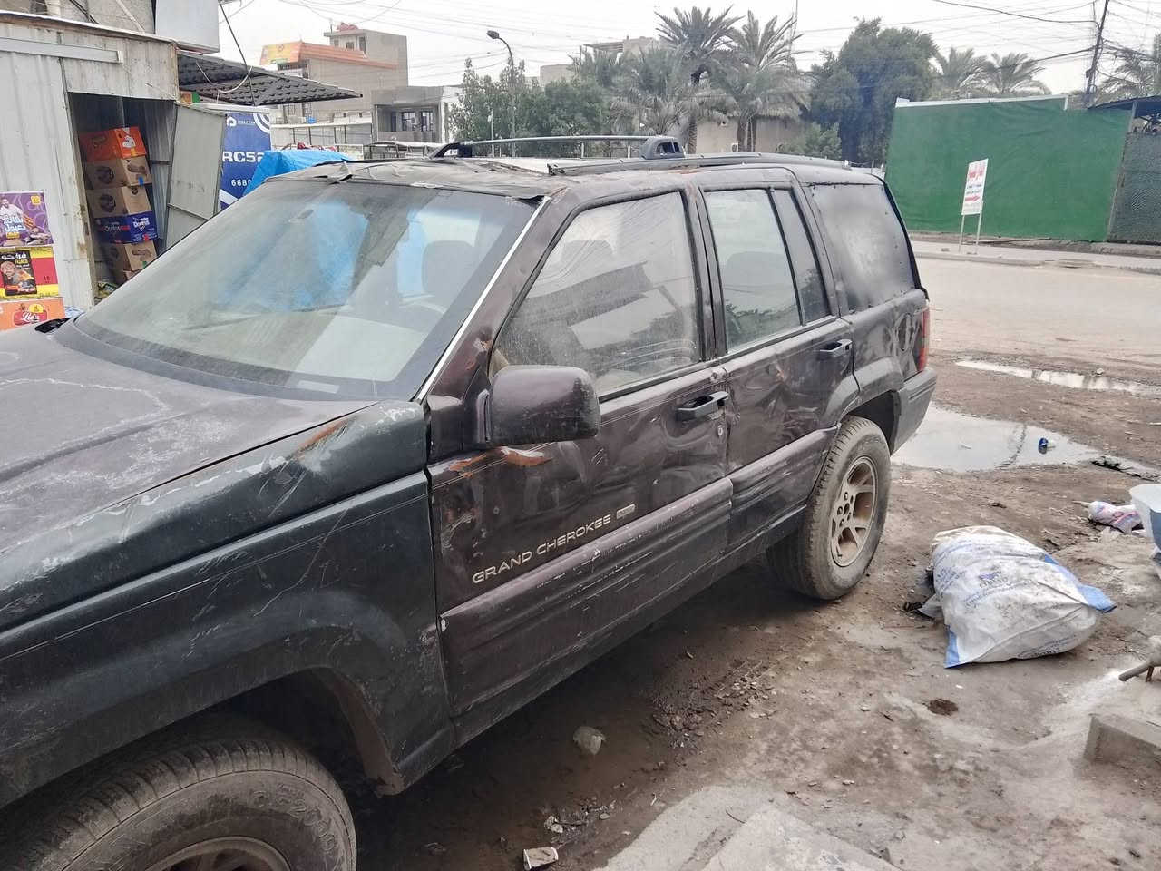 السلام عليكم جيب شيروكي موديل ٩٦   رقم بغداد مكينة وكير بطة جديد وحدادية جاهزة بيه جفيه خفيفه جهة السائق  والسعر ٢٤ للاتصال على ***********
