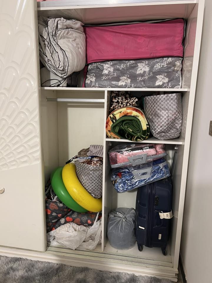 غرفة نوم للبيع نضيفه  سعر ٤٠٠ وبيها مجال مكان سيديه. للاستفسار. ***********
