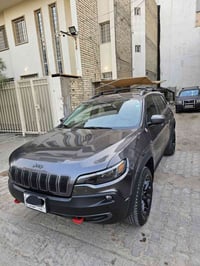 جيب شيروكي للبيع  المواصفات : موديل 2021 بصمة دخول و بصمة تشغيل  محرك ...