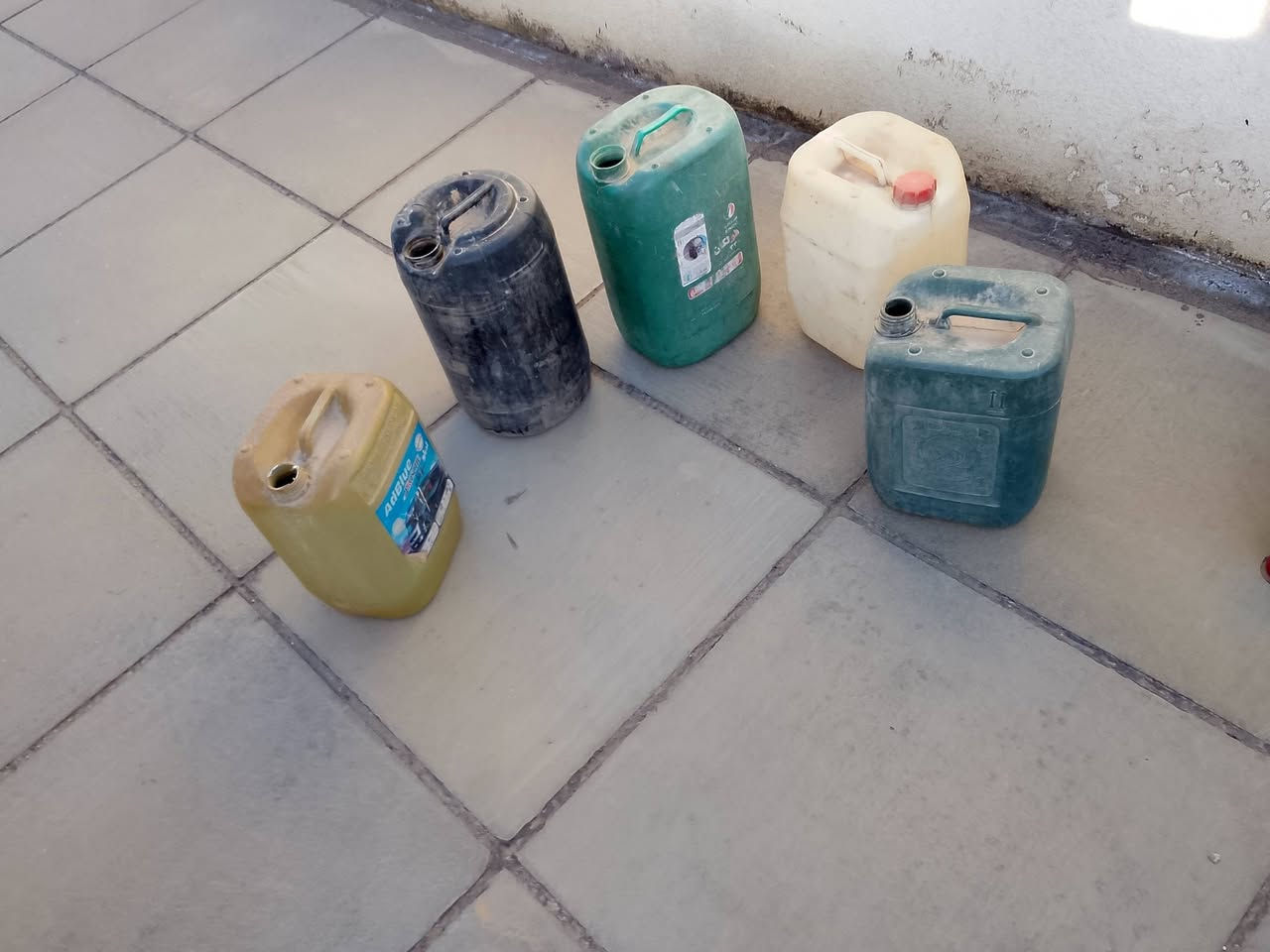 جلكانات نضيفات.  

بيع كلهن. خلي سعرك تعال اخذهن.  

***********
