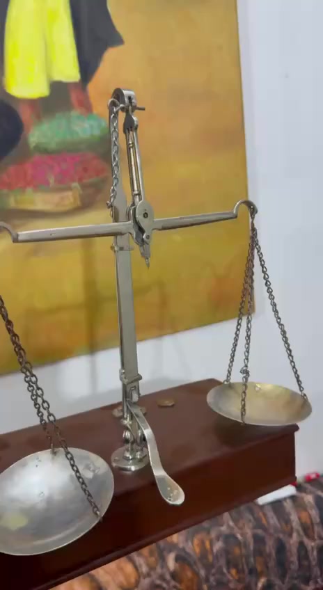 ميزان جواهرچية قطع من النوادر انتيك نحاس طلاء فضة يتفصخ ينضم داخل الصندوق حجمة موضح 
فيديو داخل المنشور موضح أكثر *********** بغداد
