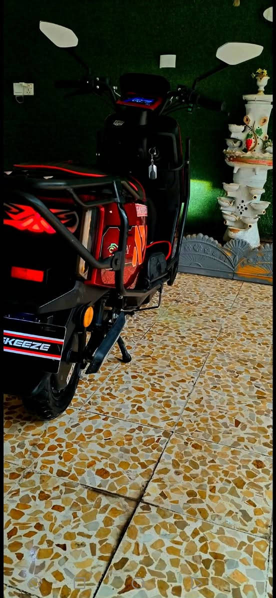 مكاني موصل لايسر 👀♥️
دراجات شحن كهربائي شركة SAW 

5 بطاريات حجم كبير 
نظام سرعه ٣ قيادات 
بك خلفي
درع حماية ١٨٠ درجه
لد امامي خلفي 
سويج وبصمه 
ملف 3000w 
دسك امامي خلفي 
السعر ٦٠٠ وبي مجال  ***********
