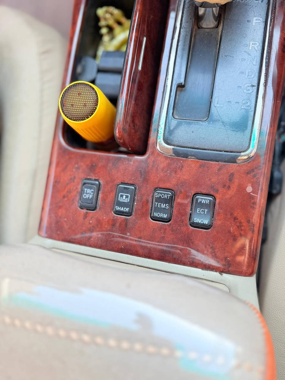 السلام عليكم ملكه موديل 2000 اربع دكم كرستال
مكينه ديفور الكبير 

ستيرن كهربائي

تبريد قطعتين

ثلاجه 

اربع كشنات كهربائية 

منضومه زنوز 

برده خلفيه سلايت 
تخم تاير جديد
مشط ايسر بلاد جديده وباور جديد 

رقم نكليزي بصره بسمي تحويل ثاني يوم كير ومكينه كفاله مكفوله من لضربه لقويه ولمعجون بيه جهت اليمين رشه كلير ولقماره فقط كلير 

سعر 140وبيه مكال بصره قضاء المدينه ***********
