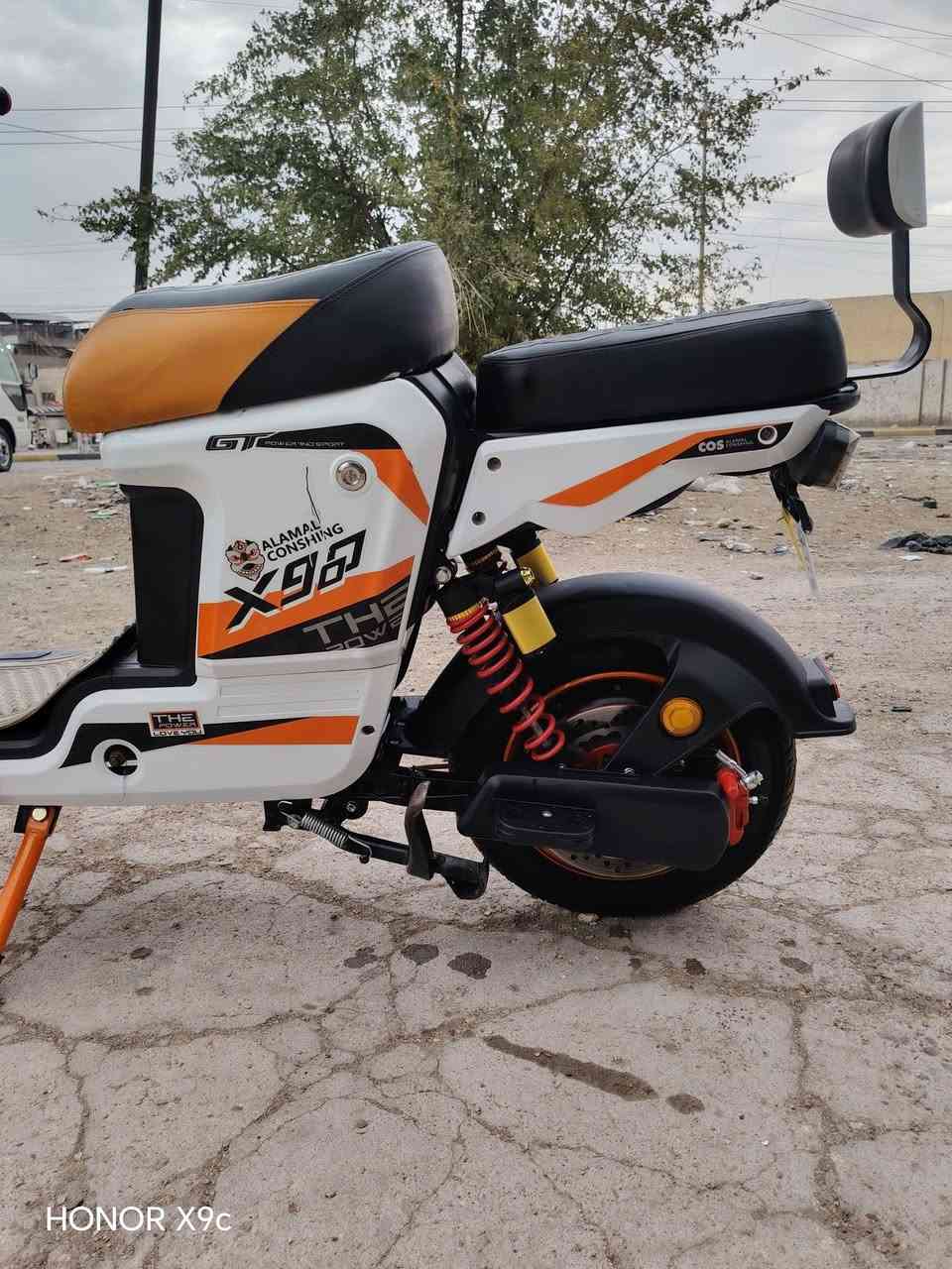 السلام عليكم،،
،، دراجة شحن نوع،،(. X900)
،، أللون أبيض مطعم برتقالي،،
                                       درع بلادي لون برتقالي،،
دوس أمامي خلفي أصلية،،
                                  ،، كشن شامو جلد مطعم برتقالي،،
،، كشن خلفي جلد بلاك،،،، نشرات،،،، دبلات خلفي أمامي كلا جديد،،.     
                  لايت عالي ناصي ابييض LED,,,
لايت بوم بالدرع بلادي،،،، دبل خلفي غاز،، دبل أمامي دهن،،

،،،، تجوة خلفية للراكب،، سلة بلادي،، كلوب خلفي LED,,
,, تشغيل عن بعد،، سويج عدد 2،،،خمس بطاريات الدبل،، 

،، مري جانبي أصلي،،

                               مكاني بغداد الجديدة،
السعر ٤٥٠ وبيها مجال،،.           
                                    هاتف ***********
