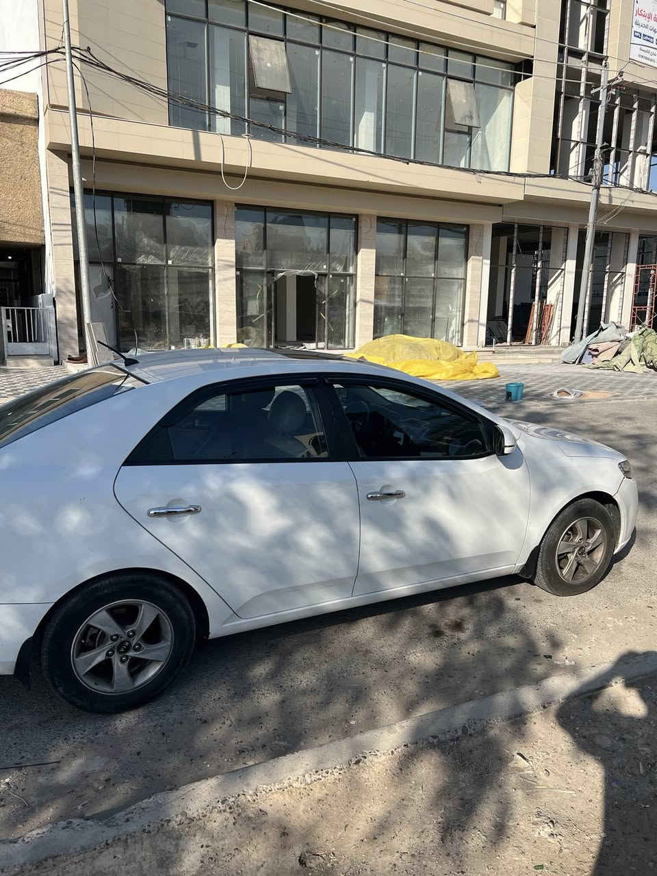 سلام عليكم سيراتو ابيض للبيع
موديل 2013 خليجي 
ماشيه ١٣٥
مواصفاتها 
بيه فتحه 
مكينه 1600 
السيارة باسمي
تحكم ستيرن 
تحكم مري 
كفالة عامه للكير والمكينة والكهربائيات
السيارة فقط تبديل باب خلفي والصندوك بي ضربة ومرجعه عل بارد
السعر 107وبيها مجال
***********
