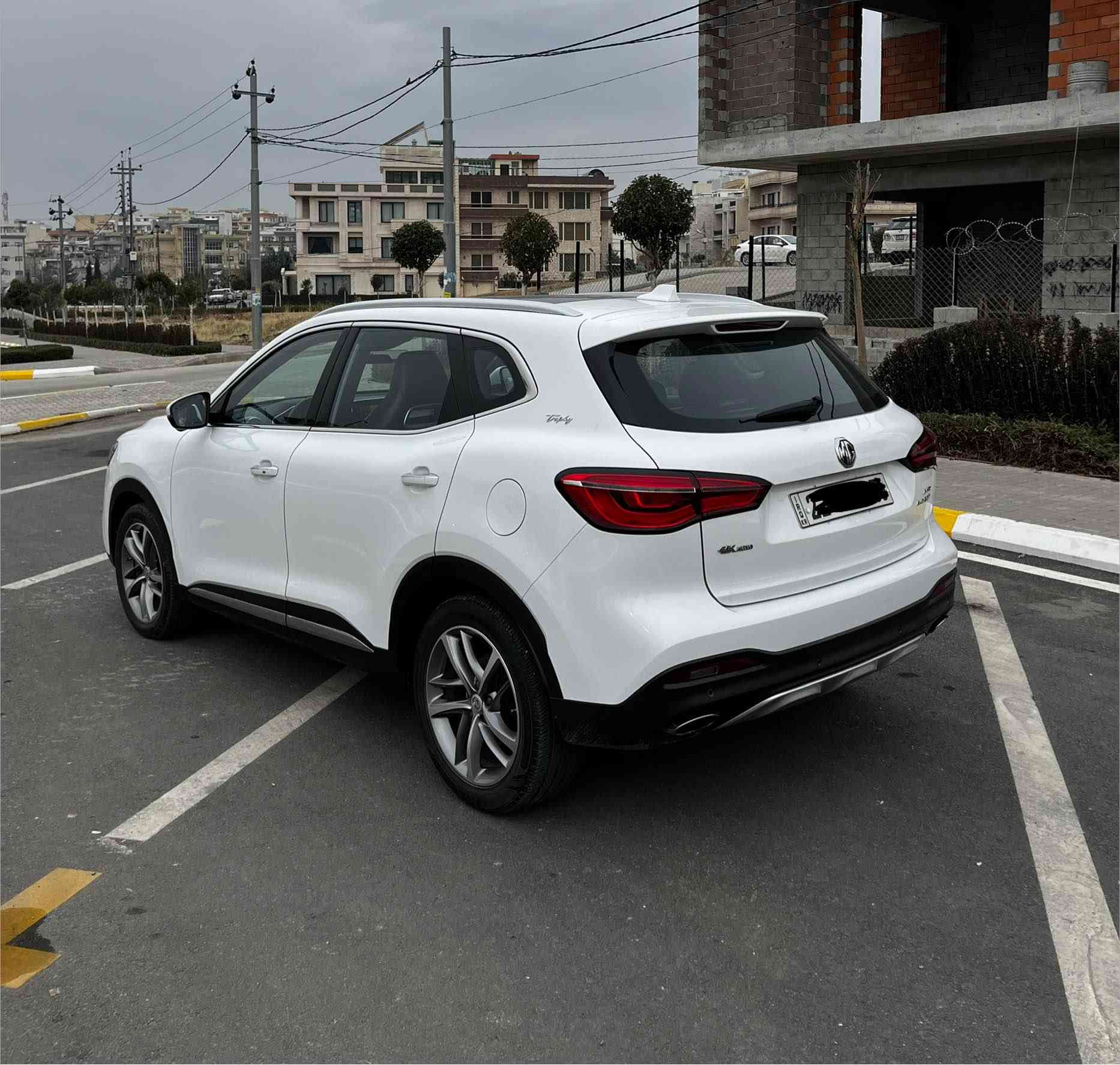 Mg HS 2021 Trophy
فوول مواسەفات: 
١- مەکینە ٢٠ تۆربۆ
٢- دەبڵ ئەکسل
٣- کامێرا ٣٦٠
٤- ڕادار
٥- کوشن جلد
٦- کوشن هیتەر
٧- کوشن کارەبایی
٨- ناو سوور 
٩- ١٠٠ ڕەنگ لیدی ناوەوە
١٠- بەسمە
١١- پانۆراما
١٢- سیستەمی ئێر کلینەر ( پاکردنەوەی هەوای ناوەوە)
١٣- سنوق شەفت
١٤- ٤ مۆدی لێخوڕین:
Eco
Normal
Sport
Super sport

سفری شەریکەی MG زەمانی تا ٢٠٠،٠٠٠کم هەیە
٧١،٠٠٠ ڕۆیشتووە
بێ بۆیاخ 
نرخ: ١٤٥ 
0770 294 9797 السليمانية, العراق
