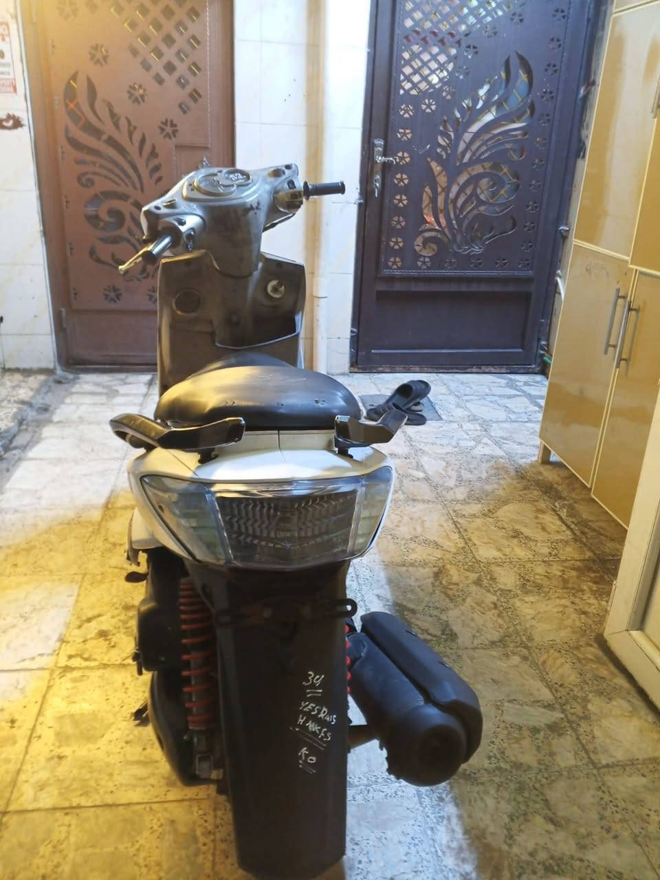 السلام عليكم شباب دراجه سكنس فحل كابريتر الدراجة تخبل شلعة و معدل اتخبل كهربائيات كلة شغالة مكينة ابلادية ما مفتوحة دراجه خير من الله نضافة كدامك عينك 
السعر/750 و بيها مجال للطيبين 
المكان/ بغداد البياع 
الرقم/***********
