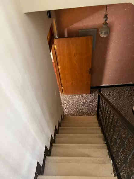 ⸻

🏠 دار للبيع – داخل القيصرية (قرب السفارة الإيطالية سابقاً)
📐 المساحة: 70 متر
🏡 الواجهة: 4.5 متر
💰 السعر: 270

يتكوّن من:
الطابق الأرضي:
• مطبخ
• خدمات
• غرفة

الطابق الثاني:
• غرفة
• صالة

الطابق الثالث:
• بيتونة كبيرة
• سطحين

📍 موقع مميز داخل القيصرية – أول بيت بالقيصرية
📞 للتواصل: ***********
