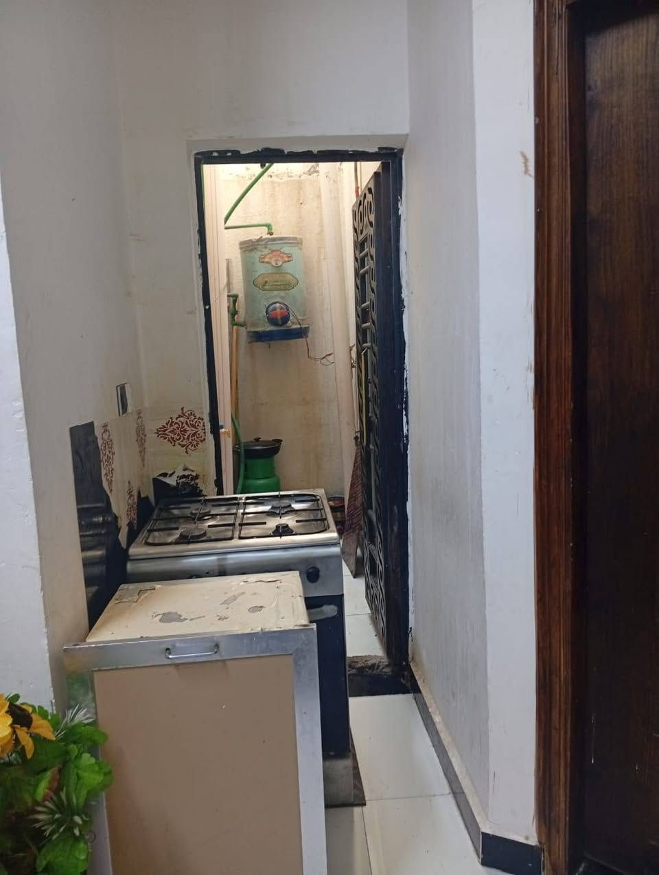 بسم الله الرحمن الرحيم يعلن مكتب عقارات الاخوين عن دار للبيع بصره قضاء شط العرب منطقة اليوبه طابو صرف زراعي بسم عراقي المساحه 125متر استقبال وغرفتين ومطبخ وصاله ومجموعة صحيات للستفسار على رقم ***********
