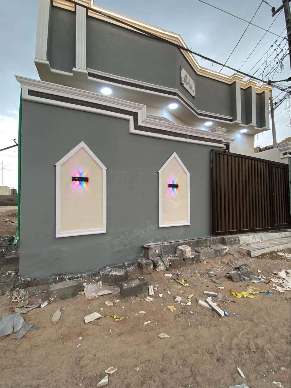 البيت للبيع المساحه 100 متر البناء ابلوك كونكريت يحتوي على غرفتين وهول وصاله استقبال ومطبخ ومناور وصحيات  داخليه وخارجيه  وطارمه 

هاتف *********** البصرة, العراق
