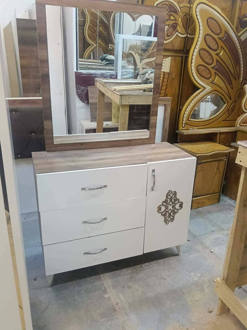 غرفه تركي 6قطع.نظيفه جدا شخطه ما بيها السعر380مع شد ونقل الحجز واتس***********
