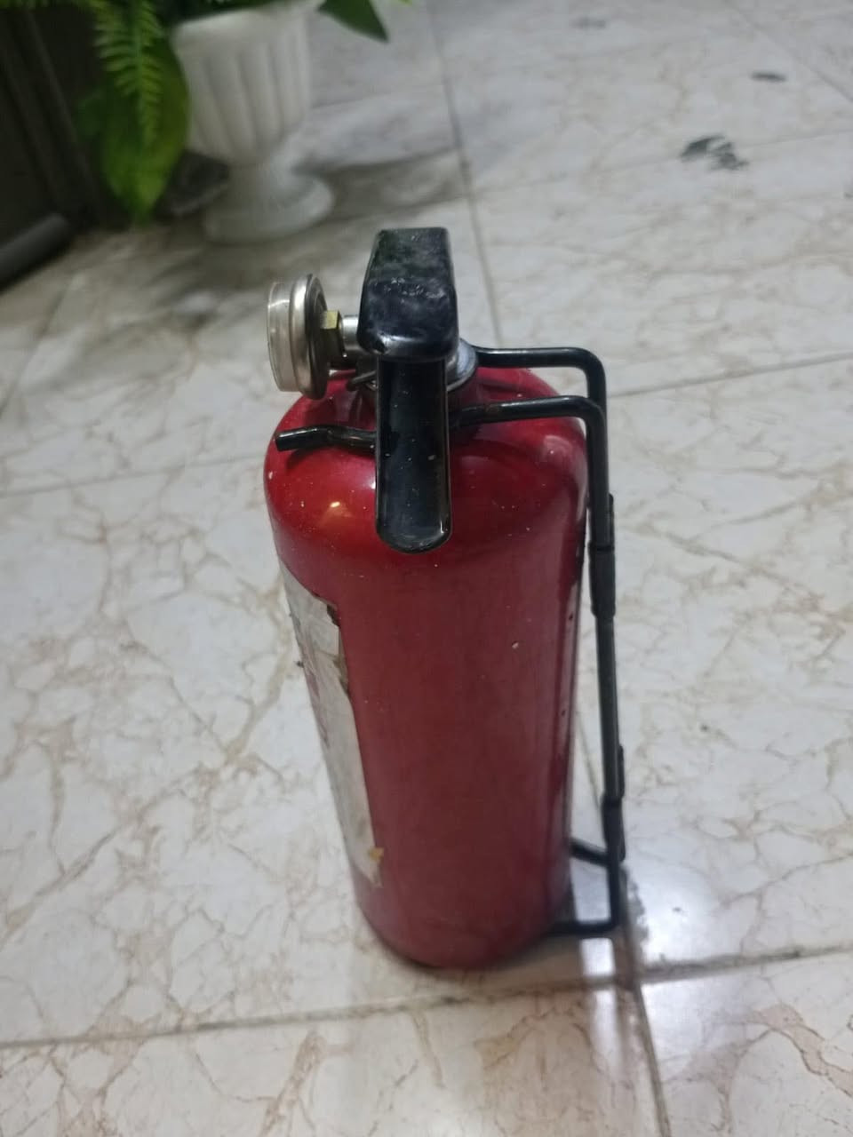 السلام عليكم طفاية حريق للبيع أصليه مكاني بغداد السعر 60 الف هيه والقاعده مكاني بغداد يوجد توصيل داخل بغداد ***********
