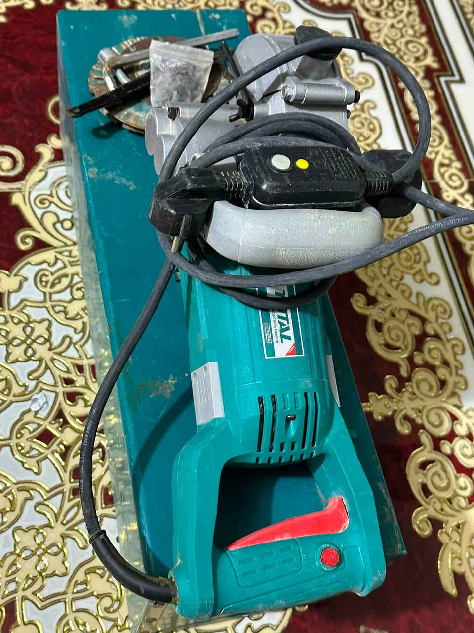 #للبيع     كوسره قص جدارن مستعمله سبوع 
كامل ملحقاتها  ***********
