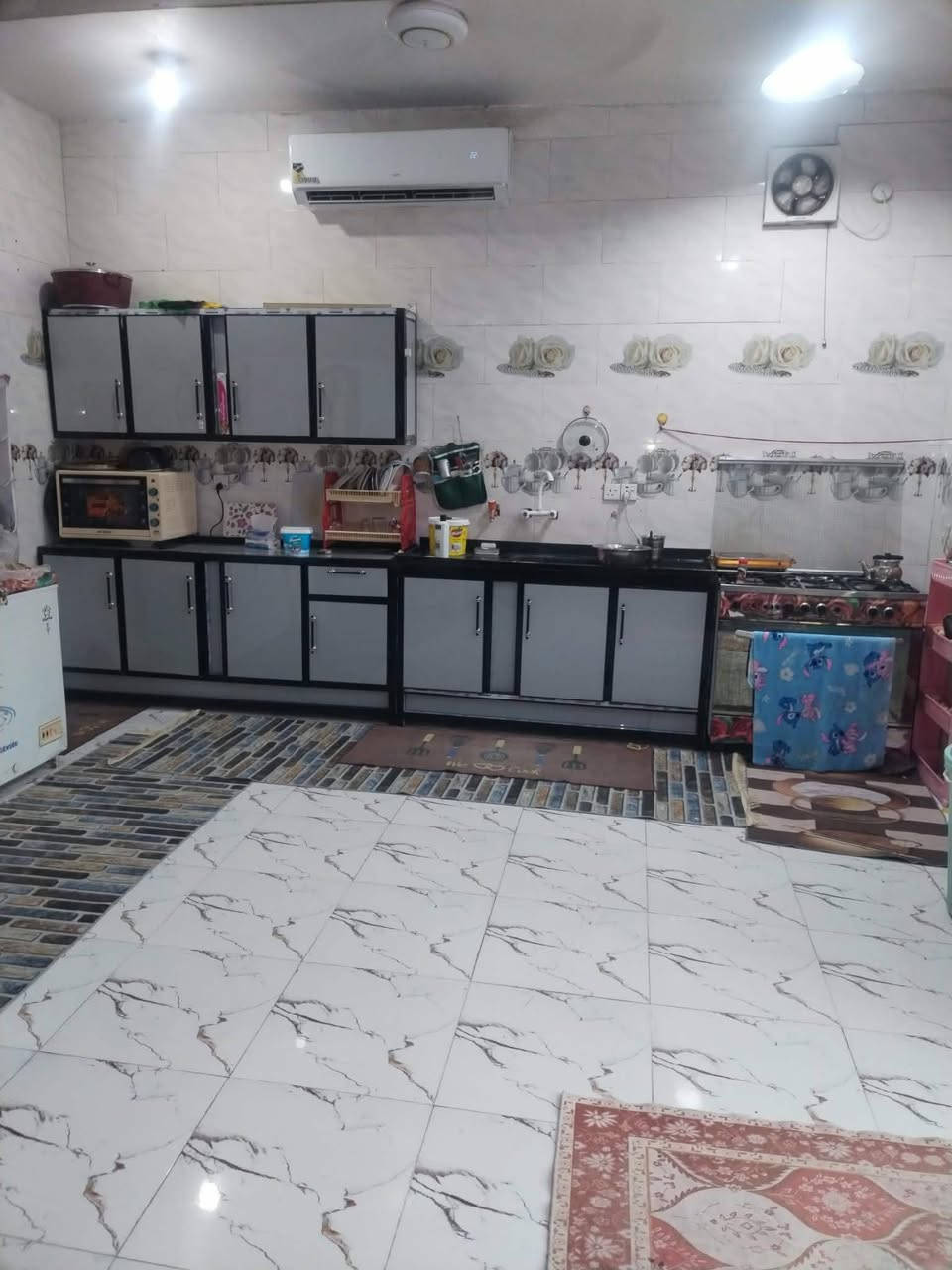 دار سكن زراعي قانون ٢٥ مساحته ٢٠٠ متر حي حواس شارع الحسينيه الرئيسي طابقين يحتوي الطابق الأول ع ٢ غرفه نوم وصاله ومطبخ واستقبال وصحيات والطابق الثاني ٢ غرفه نوم البناء بلوك والسقف عكاده للإستفسار مراجعه مكتب القريني للعقار الجمعيه بالقرب من السايدين *********** او ***********
