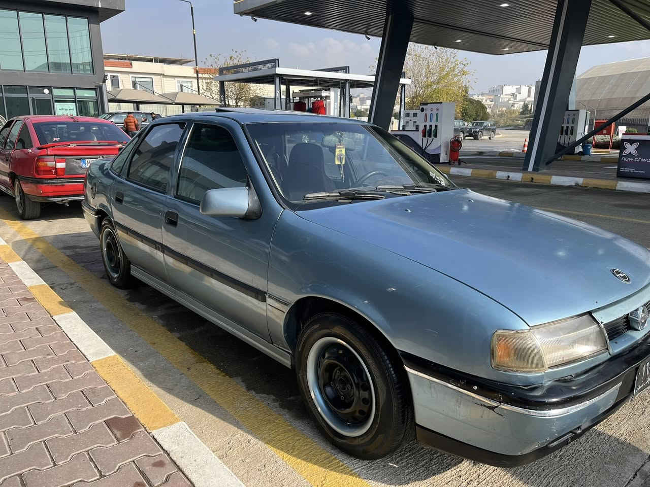 ئۆپڵ مەکینە ١٨ مەرخوب بێ دەعمو لێدراوی بێ ڕزیوی ماشاللە زۆر جوانو پاک ماوەتەوە بێ مەسرەف سەنەویو وەکالەتی لەگەڵە گێرو مەکینە بە شەرت  تایەو ویلی لۆکی بۆ بەستراوە 
لە سلێمانیم *********** 
٢٥ گەڵاو مەجالێکی برایانە
