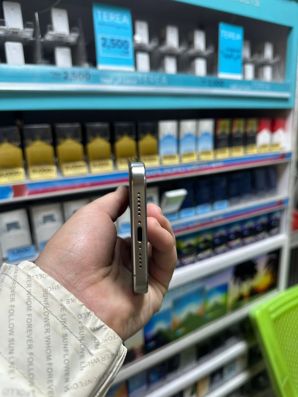 السلام عليكم ايفون ١٥ برو ماكس
ذ ٢٥٦
بطارية ٨٥
ب ١.٥٠ مليون وخمسين وبي مجال 
عنوان بغداد البياع 
***********
