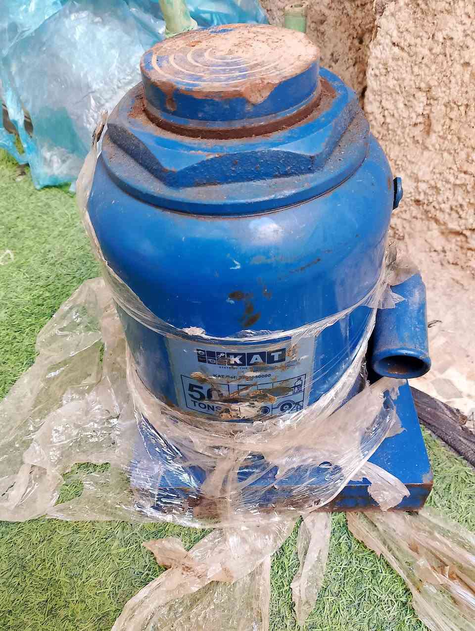 السلام عليكم متوفر جك 50 طن جديد مستخدم 4 مرات سعر 130   ***********
