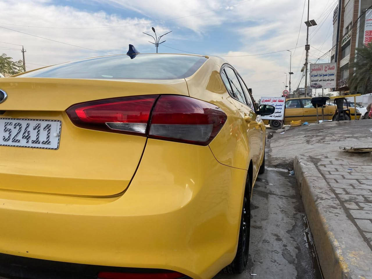 سلام عليكم
فورتي مديل 2017وارد. أمريكي 

تخم تاير جديد 

مكينه كير خير من الله 

صدر امامي خلفي جديد 

رقم بغداد جديد  

سياره حلوه وبل عافيه عل. ياخذها 

مكاني. بغداد البنوك 

السعر 122

***********
