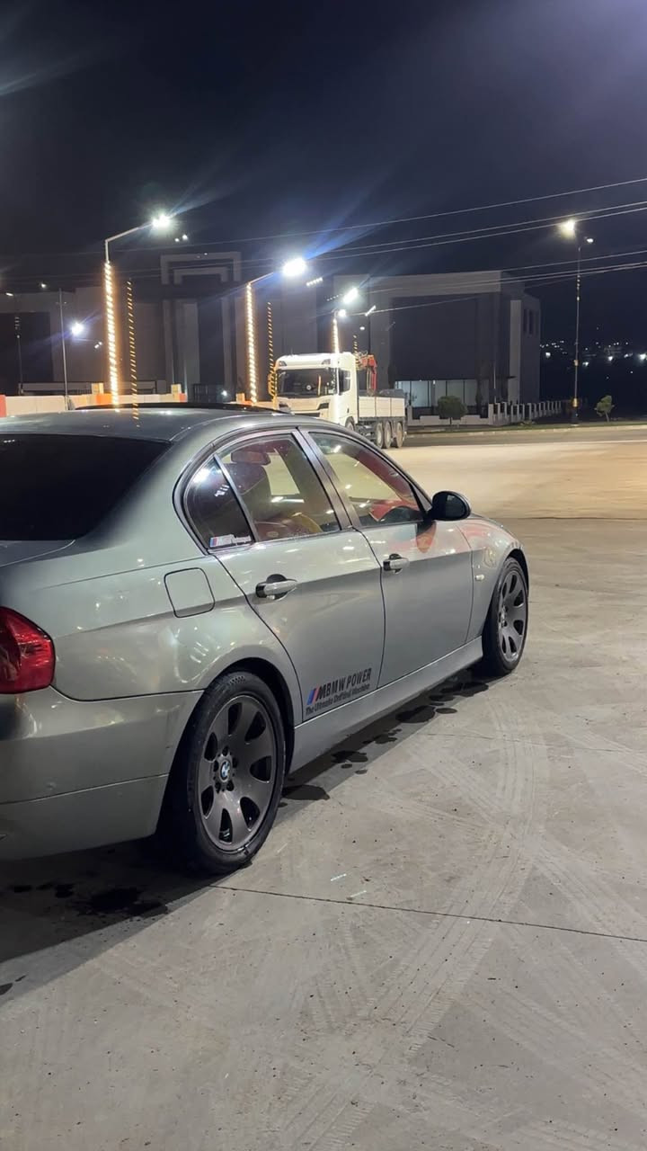 بي ام موديل 2007 مواصفات فول فول بو فروشتن و تبديل 
قطعتين صبغ اوروبي بدون ضربة
عليها غرامة 7 ورقات ينزل من السعر
سعرها 93 ورقة و مجال 
موبايل:*********** فايبر واتساب دهوك, العراق
