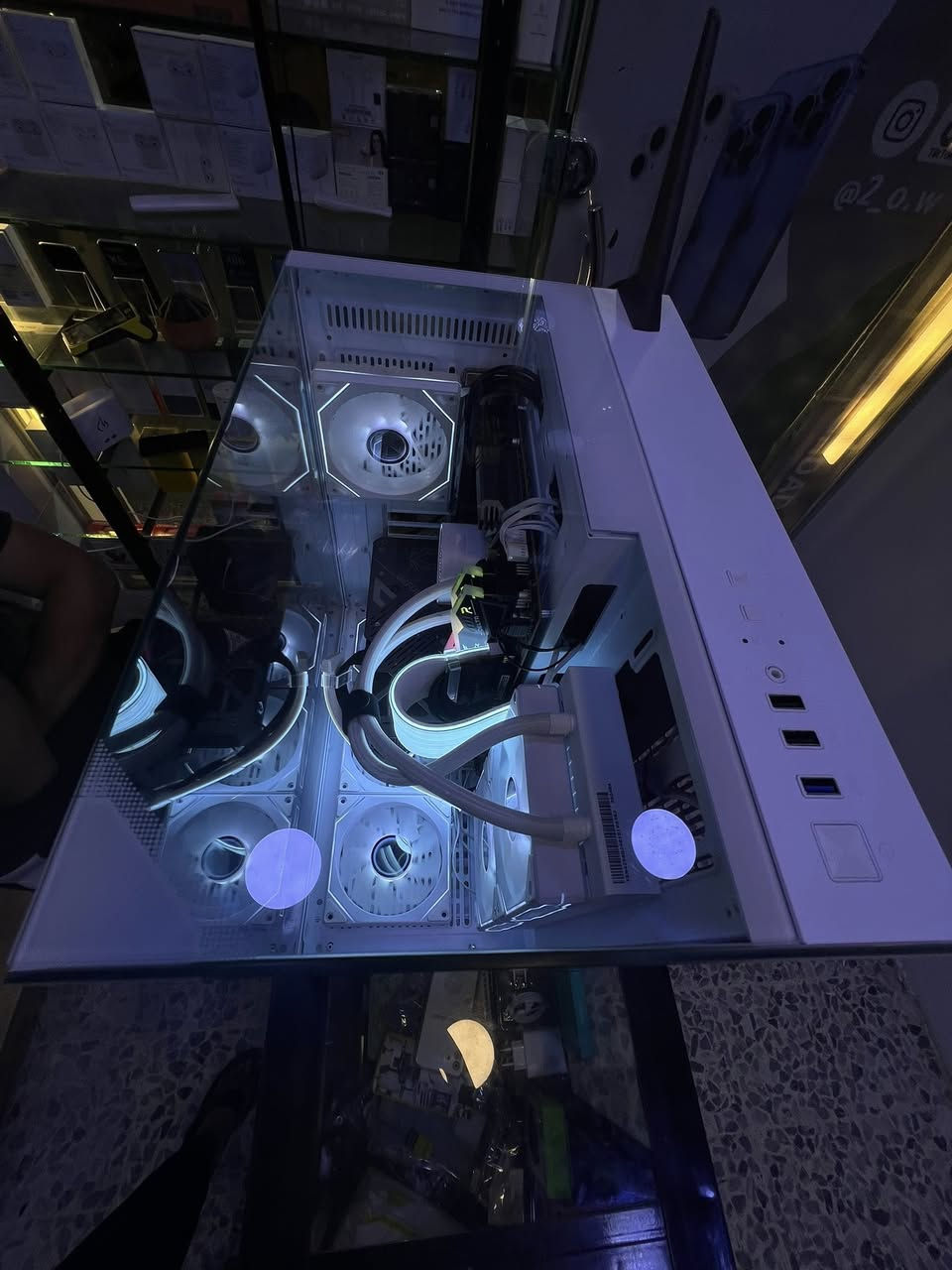 للبيع.    Cpu.R7 7800x3d
Mb.B650

Ram.16 2x8 6000 ddr5

Gpu. 5070

M.2 1tb 

SsD.2tb

Psu.800w

تبريد مائي ٢٤٠مم

شاشة msi 1440  28

2K 180hz

استخدام ٣ شهور
للتواصل ***********
