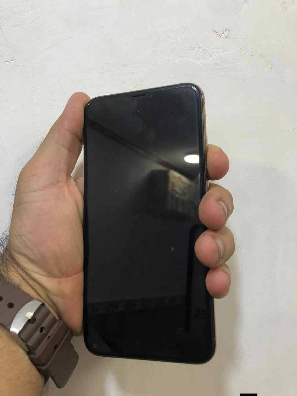 سلام عليكم عندي ايفون xماكس الذاكرة ٦٤ البطارية ٨١ الجهاز مامفتوح بس الضهر مفطور  البيع ١٧٠ المكان بغداد تقاطع العامرية ***********
