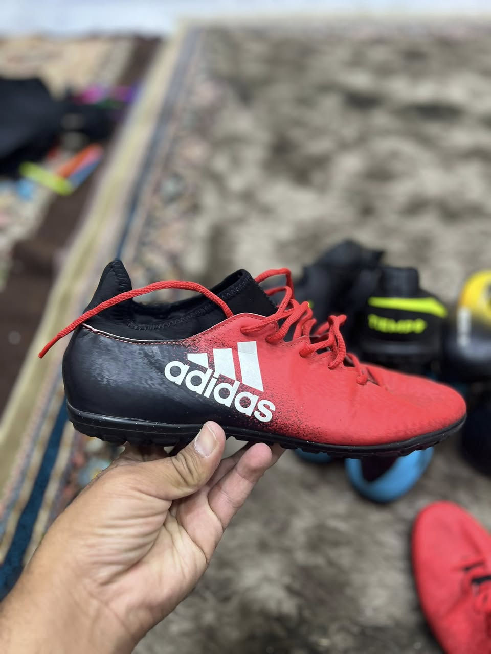 اديداس اصلي بالة 
نظيف جدا 
قياس 43وربع طول القدم 27ونص
السعر 40
توصيل 5
للحجز ***********
