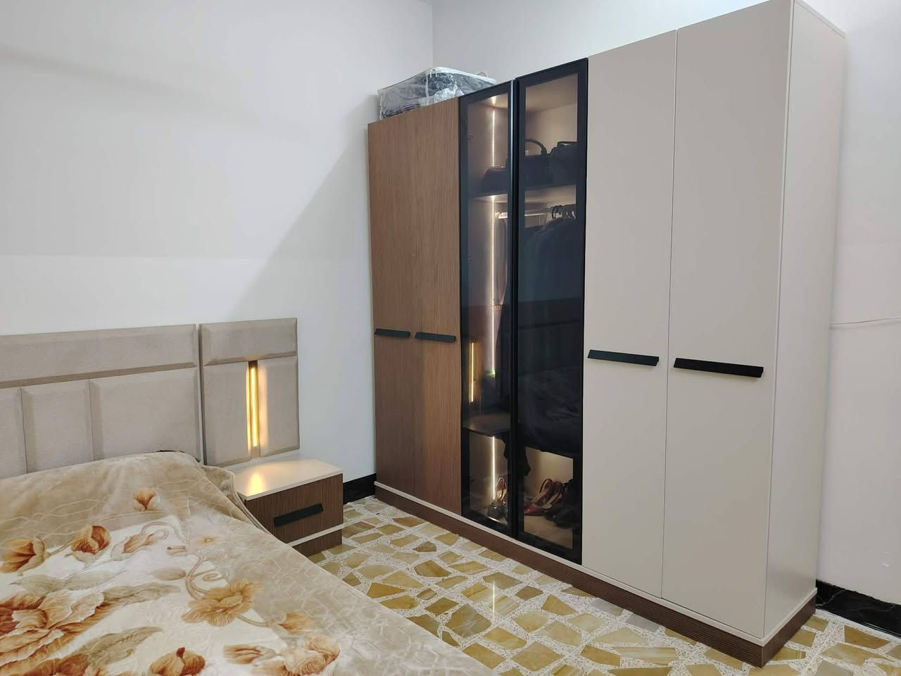 غرفة نوم تركية 5 قطع
نوع الخشب MDF ثقيل جداً
سعرها 600 وبيها مجال شوية 
الغرفة جديده مستخدمة 4 اشهر فقط 
عنوان موصل الجانب الايمن حي رجم حديد


**إذا كنت صاحب هذا الإعلان وتريد حذفه لأي سبب، رجاءا أرسل رسالة إلى الدعم الفني**