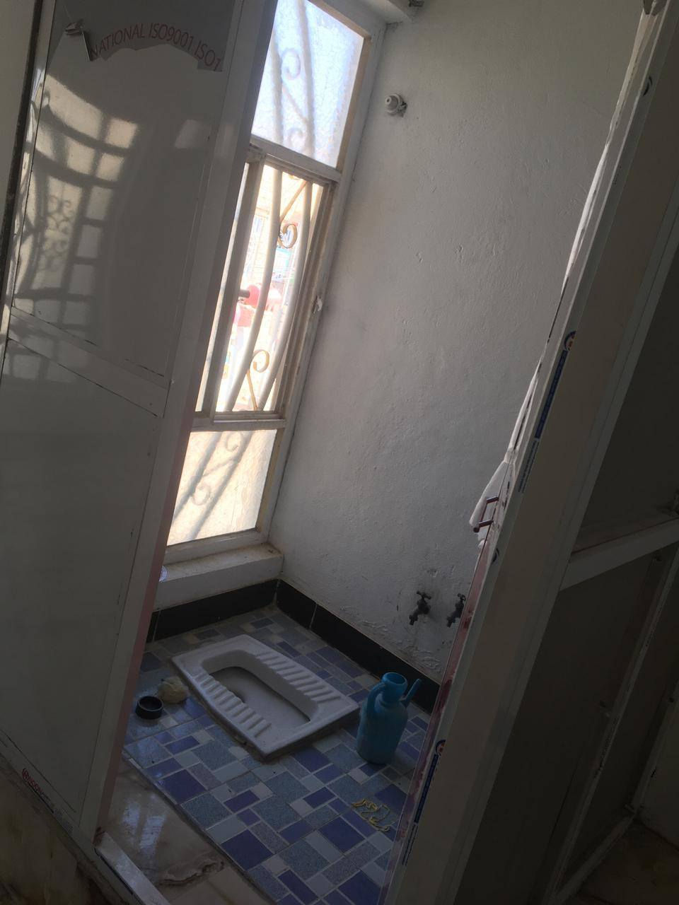 بيت للايجار بدايه العسكري الثاني من شارع الوكفه طابق ثاني يتكون من غرفة نوم كبير تحتي على سبلت وغرفة صغيرة وبيتونه وصالة ومطبخ وصحيات وسطح للاستفسار ***********- ***********
