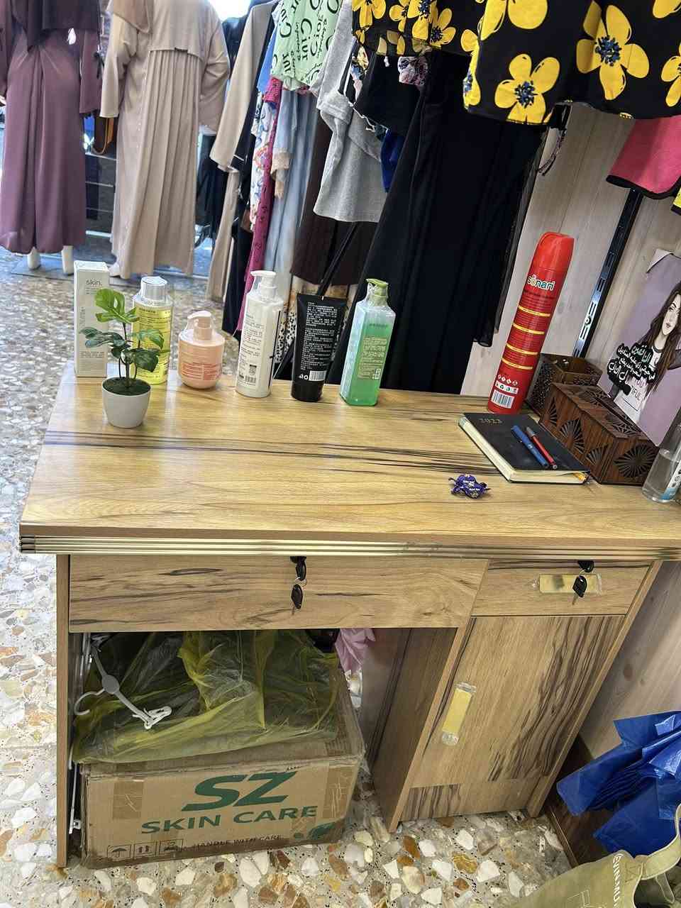 ميز مكتبي ولكرسي مالته يده الكرسي هسب متتلف بلستخدام جديد امانه الله مستخدم سبوع فقط بجيس سعرهم 175 قفل مكاني حله طهمازيه ***********
