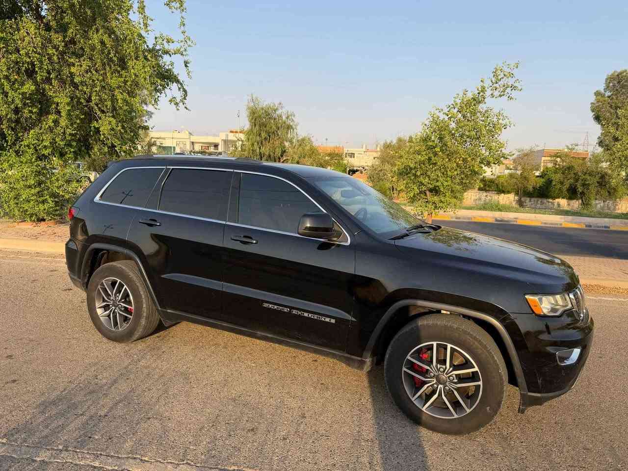 *جيب  (لاريدو)
*jeep Grand Cherokee*
*Laredoo limited*
*موديل 2021آخر إصدار.
*ماشي65الف 
*اكلين اكلين اي عيب مابيه
*ايرباك كله مرجع مال شركة.
*فئة المواصفات لمتد فقط بدون بانوراما و رادار امامي..
*ابواب بصمة.
*صندوق كهرباء.

*تحكمات كامل استيرن.
*استيرن هيتر.
*كشنات جلد و كهرباء وتدفئة.
*تبريد مركزي.
*لايتات LED و زنون.
.LED بك لايت *
*كاميرة خلفي.
* حساس خلفي.
*عليها وياله 20 انج تو سايز بلادي.
(السيارة رقم أربيل تحويل بشرط محرك كير شرط مامفتوح
كلشي بشرط صدر امامي خلفي اكسل كله عل بلادي ما وكربون بنزين بيه
ماملعوب بي ولا برغي)
*السعر السياره( ٢٥٨ )ورقة بها مجال بسيط.
*مكان السيارة كركوك.
*********** كركوك, العراق
