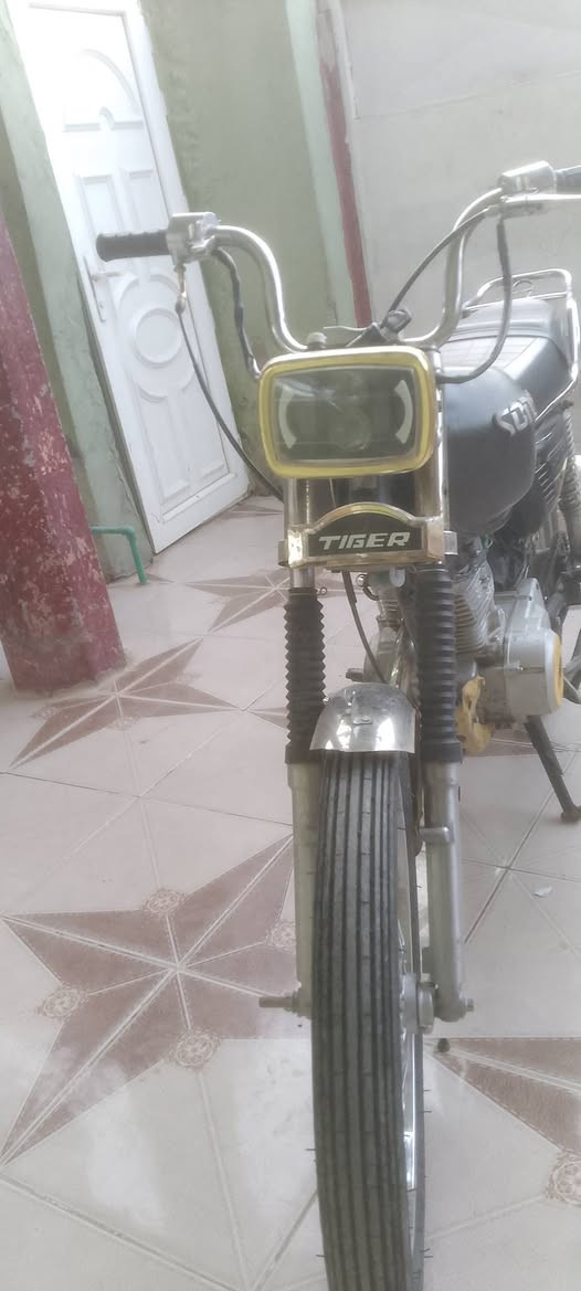 سلام عليكم اخوان تايكر غراضة كلها نامة بس التانكي بقة اويالة دبلات سكان كلة نامة باتري جديد لايت جديد اوراق كاملة موديل 19 عقل رياضي صلنصة رياضي بسعر 320 وبي مجال مكاني شهربان حي معلمين رقمي ***********
