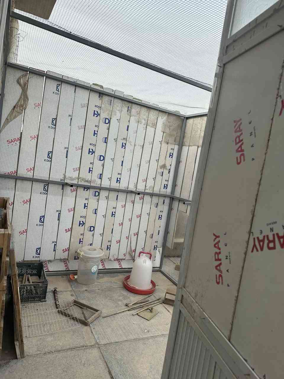 السلام عليكم .. قفص حديد للبيع او المراوس بطيور زينة مكاني بغداد البياع التراث السعر 150 الف متواجد وتساب *********** ارتفاع 2 متر عرض 2 متر نزال 2 متر القفص مربع ابعادة متساوية
