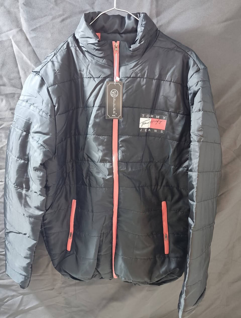 جاكيت "بافر" (puffer jacket) نفخ  من علامة Tommy Jeans ا، ويتميز بتصميم عازل للحرارة ومقاوم للرياح. لون احمر داكن+ اسود
قياس4XL
القطعة 15 الف


**إذا كنت صاحب هذا الإعلان وتريد حذفه لأي سبب، رجاءا أرسل رسالة إلى الدعم الفني**