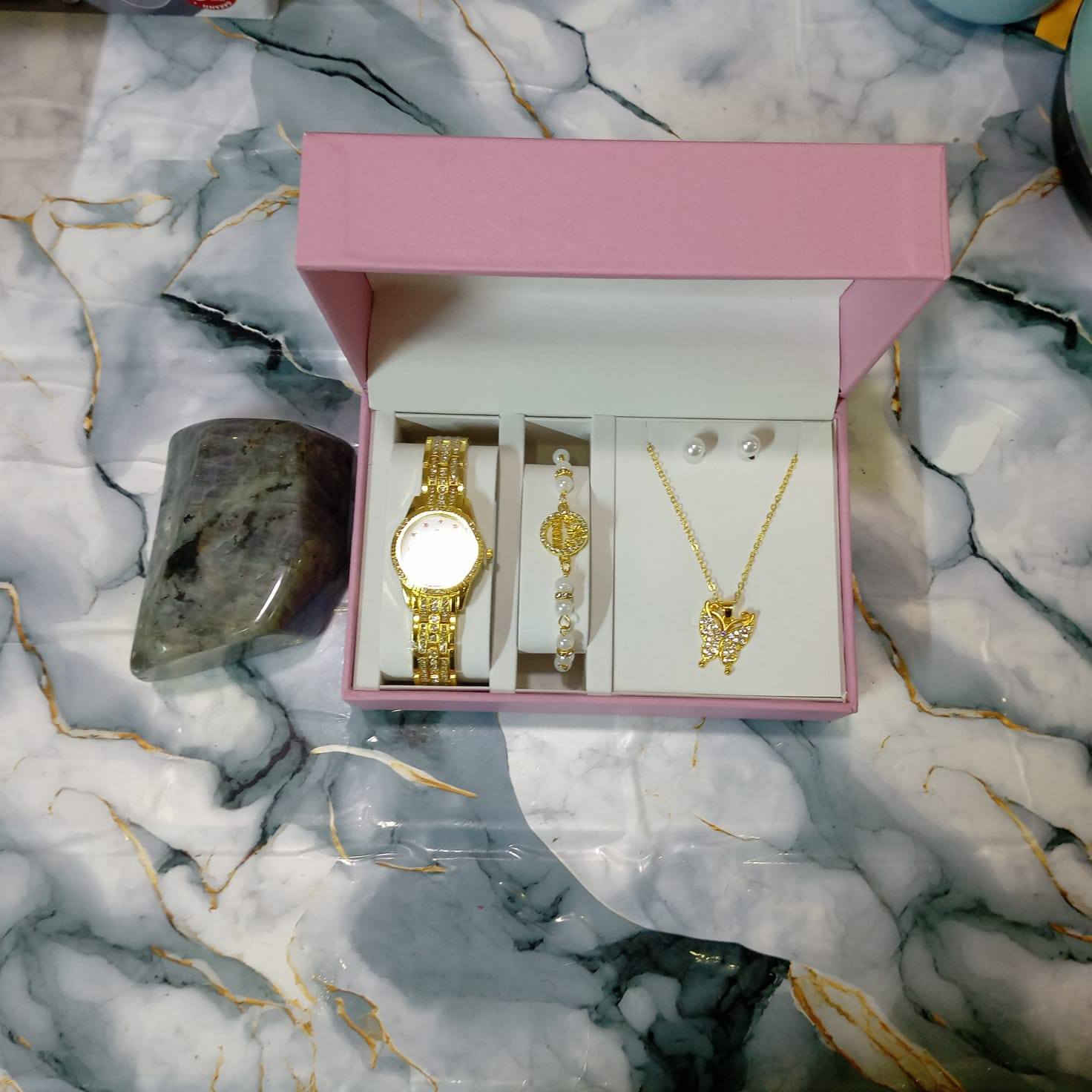 ساعات نسائيه 🌹👌🥀
جمال ودلال تجيك ع شكل بكج 👍🌺🌹
للحجز والاستفسار مراسلة الصفحه👉💐💮🌸🥀
او واتساب *********** 👍
توصيل داخل الكوت 👉🏍️
يوجد توصيل جميع محافظات العراق الحبيب👌🚚
