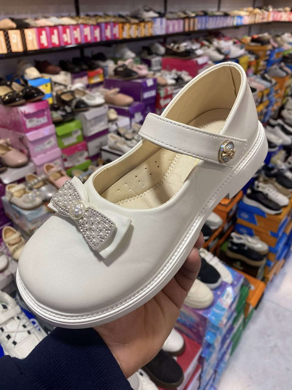 حذاء بناتي 😊😊
طبي مريح باللبس 💯💯
ثلاث الوان 
قياسات ٣٦/٣٥/٣٤/٣٣/٣٢/٣١

⭕ العنوان موصل حي المهندسين مول قوارير
      الطابق الثاني 

⭕يوجد توصيل داخل الموصل 

⭕هاتف ***********

⭕هاتف ***********
