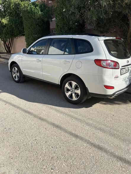 هونداي سنتافي موديل 2012 ماشية 138 الف السيارة فول مواصفات بس بدون بصمة رقم سنوية جديد بيها شوية صبغ براس بونيد بدون حادث بيها بطاقة بنزين كير محرك شرط محرك مفتوح بس بدون صرف بدون بخار شرط ابتحويل والغرامات السعر 145$وبيها مجال بسيط
***********
