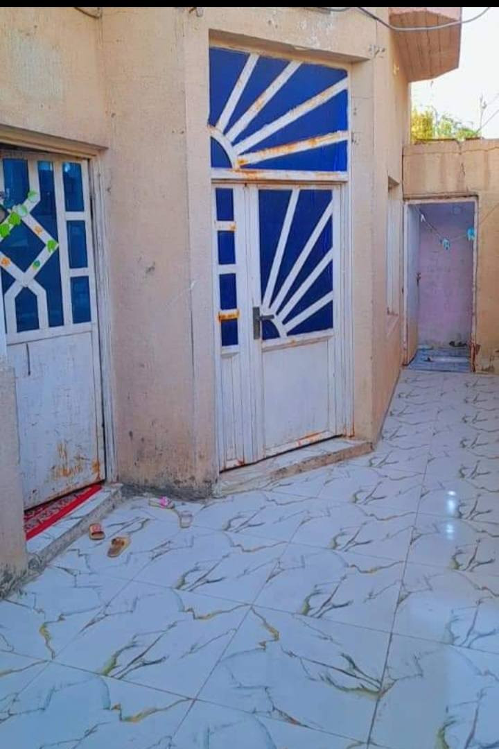 السلام عليكم بيت للبيع في القبله حي القائم مساحه 130متر طابوصرف في القبله حي القائم قريب على شارع العام لسايدين الرئيسي يتكون من دوانيه ومطبخ وصاله وغرفتين وحمام وصحيات وطارمه منورصغير ومشاي صغير طابق ثاني غرفتين وحمام وصحيات مشترك السعر 170مليون بي مجال قليل الاستفسار على رقم ***********متوفر واتساب
