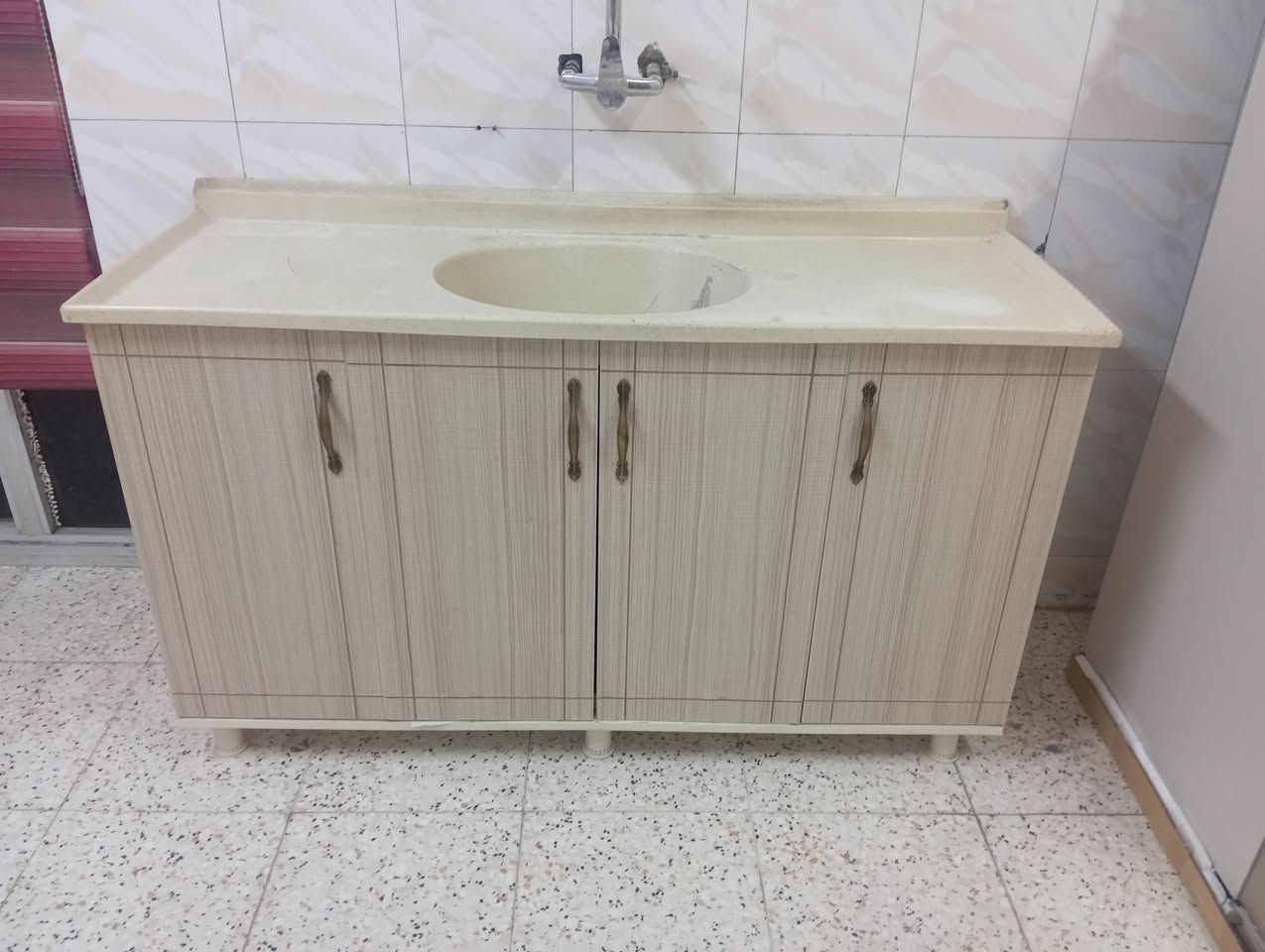 كاونتر للبيع نظافه100/100 بس المرمره مكسورة  موضحه بالصوره السعر 500
***********
