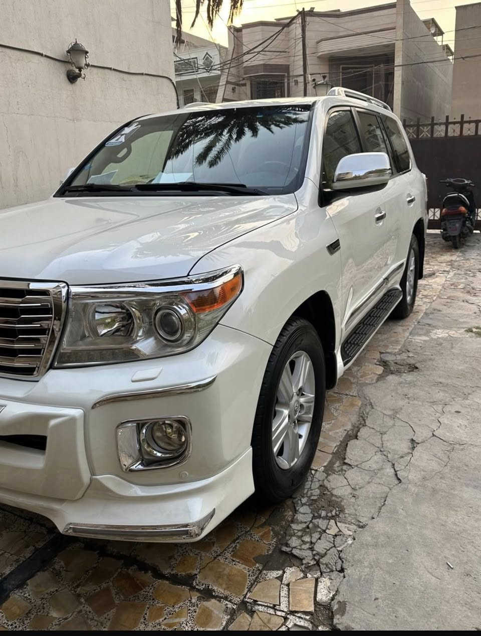 تويوتا لاندكروز 2014 ابيض GXR بريم كامل مواصفات
محرك 6 سلندر 

رقم بغداد الجديد باسمي تحويل مباشر 

استخدام شخصي جديده بمعنى الكلمه 

مكفوله كفاله عامه عدا  بارد بسيط 

مكينه كير كفالة 100‎%‎ 

المواصفات المعروفه للاندكروزر  GXR

حساسات ، كامره 

تشغيل عن بعد ، لايت زينون عالي ناصي 

داخل جلد ، كرسي كهرباء ، طفاية

مرايات عتم عاكس للضوء العالي 

السعر 385 ورقة وبيه مجال 

عنوان السيارة بغداد زيونه

للاستفسار 
***********
