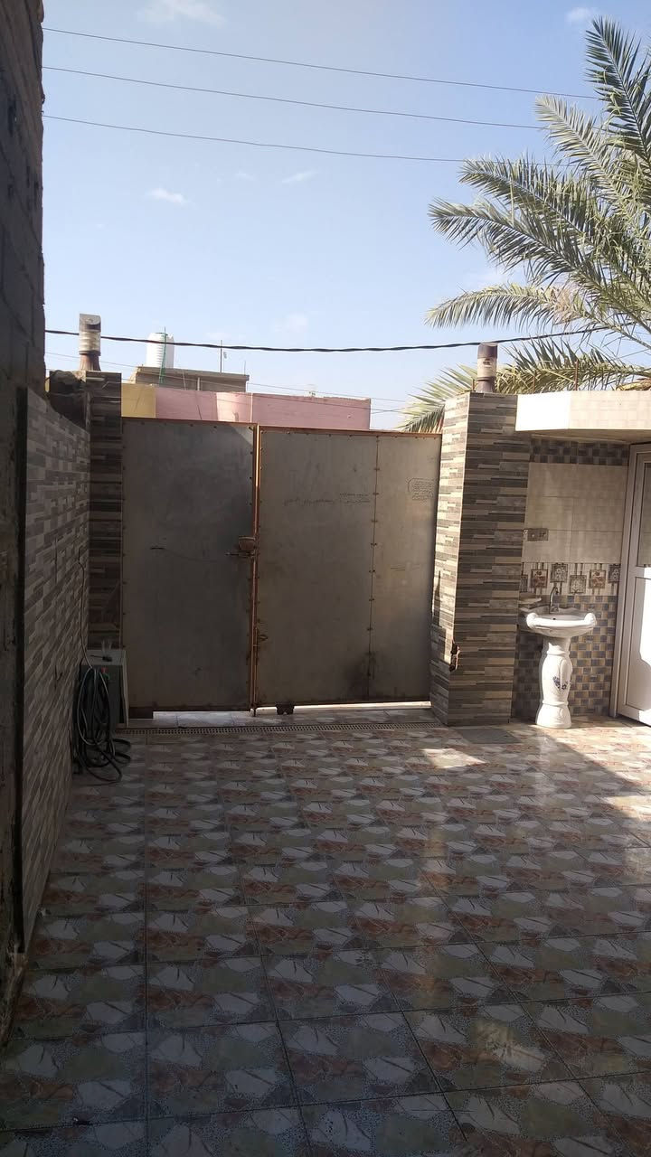 السلام عليكم دار سكن للبيع طابقين ثلاث غرف نوم في الكوت منطقة حي الحكيم نزلة بيت خليفة على نفس النزلة مساحتة 200م وشارعة 15م البناء بلوك والسقف صب مسلح والارضية والجدران سيراميك ويتكون البيت من ثلاث غرف نوم واستقبال ومطبخ وصالة وصحيات داخلية وخارجية ومرقم من قبل البلدية السعر 65 وبي مجال الاستفسار الاتصال على هذا الرقم ***********
