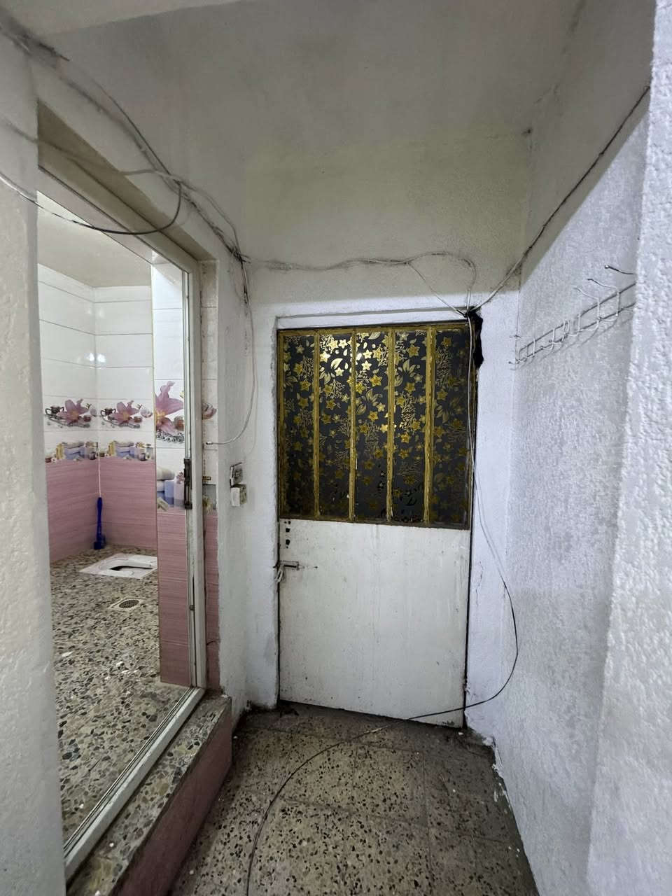 شقة للايجار في حي اور شارع الرئيسي قرب السنتر مجاور صيدلية فراهد 
غرفتين صالة مطبخ حمام وترك تهوية شبابيك في كل مكان للضائة وتهوية 
ملاحضه ترميم جديد وصبغ حاليا 
للاستفسار الاتصال ***********
