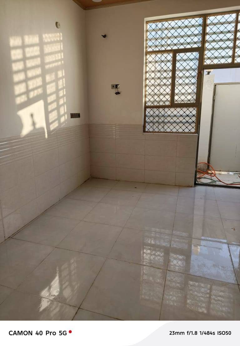 سلام عليكم
مساحه 100 متر 

✅ جميع الخدمات متوفره ماي كهرباء مدارس 

يتكون البيت من غرفه وصاله ومطبخ وستقبال وصحيات عدد ثنين و مكشوفة استفسار واكثر انتصل وبيك خير وتدلل *********** 

❗المكان النجف مجمع بيتي ثانيه 2 ببلوك 10 قريب على شارع بيتي
