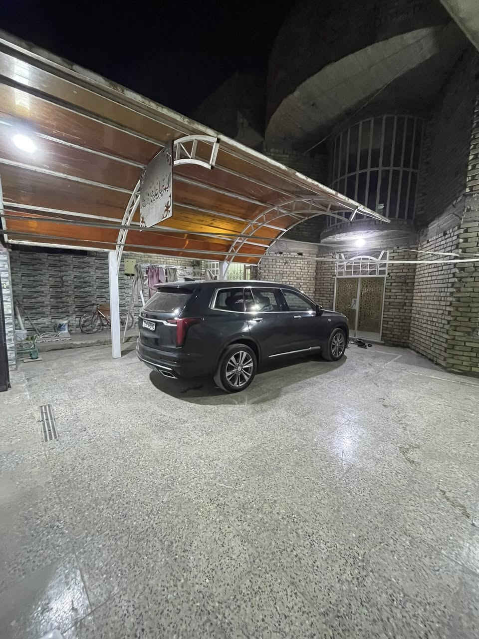 دار للبيع
العنوان البلديات الضباط بجانب الصحفيين على الشارع العام طابو ملك صرف
المساحة في السند 284 المساحة واقع حال 312 
مع تشجير امام البيت. 300 متر
التفاصيل 6 غرف نوم
الطابق الأول يحتوي على استقبال سبعه في اربعة ونص صاله سبعين متر دائري
مطبخ سبعة في اربعة ونص غرفتين نوم اربعة في اربعة الا ربع
ترك على جميع الغرف
صحيات داخل الطابق الارضي صحيات خارجية للخطار 
الطابق العلوي
صاله مع أربع غرف نوم 
مع الصحيات 
السعر 530. وبيها مجال للشراي البيت باسمي للاستفسار اكثر الاتصال على الرقم 
***********
***********
