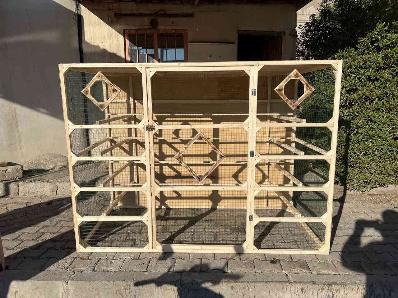 سلام عليكم 
شغل حسب طلب زبون مغلف لايلون 
قياسات 
ارتفاع150سم
النزال80سم
العرض 200سم
العنوان كركوك قرب جسر ولاده حي نور 
شغل جميع خانات كشوانيات ابراج ؏ طلب 
***********
