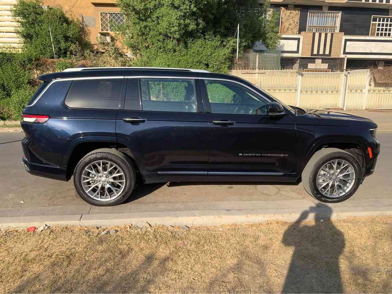 ### جيب سومت ٢٠٢٣###
عداد المسافة: ١٩٥٠٠ مايل
الموديل : جيب كراند شيروكي 
الفئة:سومت
اللون :حبري
سنة الصنع:٢٠٢٣
عدد الركاب :٧
الضرر: باب السائق +باب خلف السائق (تبديل بنفس اللون) بدووووون صبغ 
الايرباك :بردة جهة السائق (تبديل بقطة بلادية مو تجاري ولا مقاومة) 
الموصفات
١- مكينة ٦ سلندر ٣٦٠٠
٢- جكات (تتحكم بمستوى ارتفاع السيارة)
٣- وضعيات قيادة(سبور+نرومال+اوف رود)
٤- هيد اب دسبلي (عرض الكيجات ع جامت السيارة)
٥- ويل ٢٠
٦- المقاعد الامامية(تدفئة تبريد+مساج)
٧- المقاعد الخلفية (مفصولة+تدفئة)
٦- جميع المقاعد كهربائية 
٧- كاميرات٣٦٠ درجة+ كامير خلفية مساعد +كاميرا داخل السيارة لمشاهدة المقاعد الخلفية
٨- حساسات امامية وخلفية.
٩- نايت فيشن(للقيادة الليلية)
١٠- رادار امامي.
١١-نقطة عمياء
١٢-تحديد مسار
١٣-انارة داخلية اللوان
١٤-شعار يومت مضيئ 
١٥- ٣ شاشات
١٦-ابل كار بلي +اندويد اوتو (واير ليس)
١٧-شاحن واي ليس
١٨-ميموري كشن السائق والامامي
١٩- بردات خلفية بلادية
٢٠- لايت امامي زينون
٢١ صندوق كهرباء+حساس قدم يفتح ويسد
جميع ملحقات السيارة موجودة الارضيات الكتلوكات الجك وملحقاته 
السيارة تترقم بغداد وجميع المحافظات عدا كوردستان
اخوكم مهندس همام
*********** بغداد, العراق
