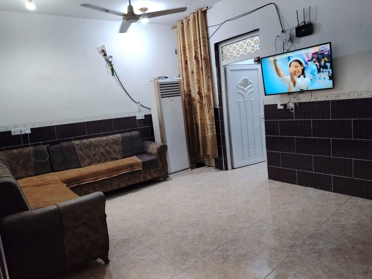 سلام عليكم بيت طابو زراعي المساحه ١٠٠ متر بناه جديد الموقع بهرز ثنيان خلف جمعيه النقاء ١٠٠  وبي مجال شارع تبلايط كهرباء كامل خدمات ***********
