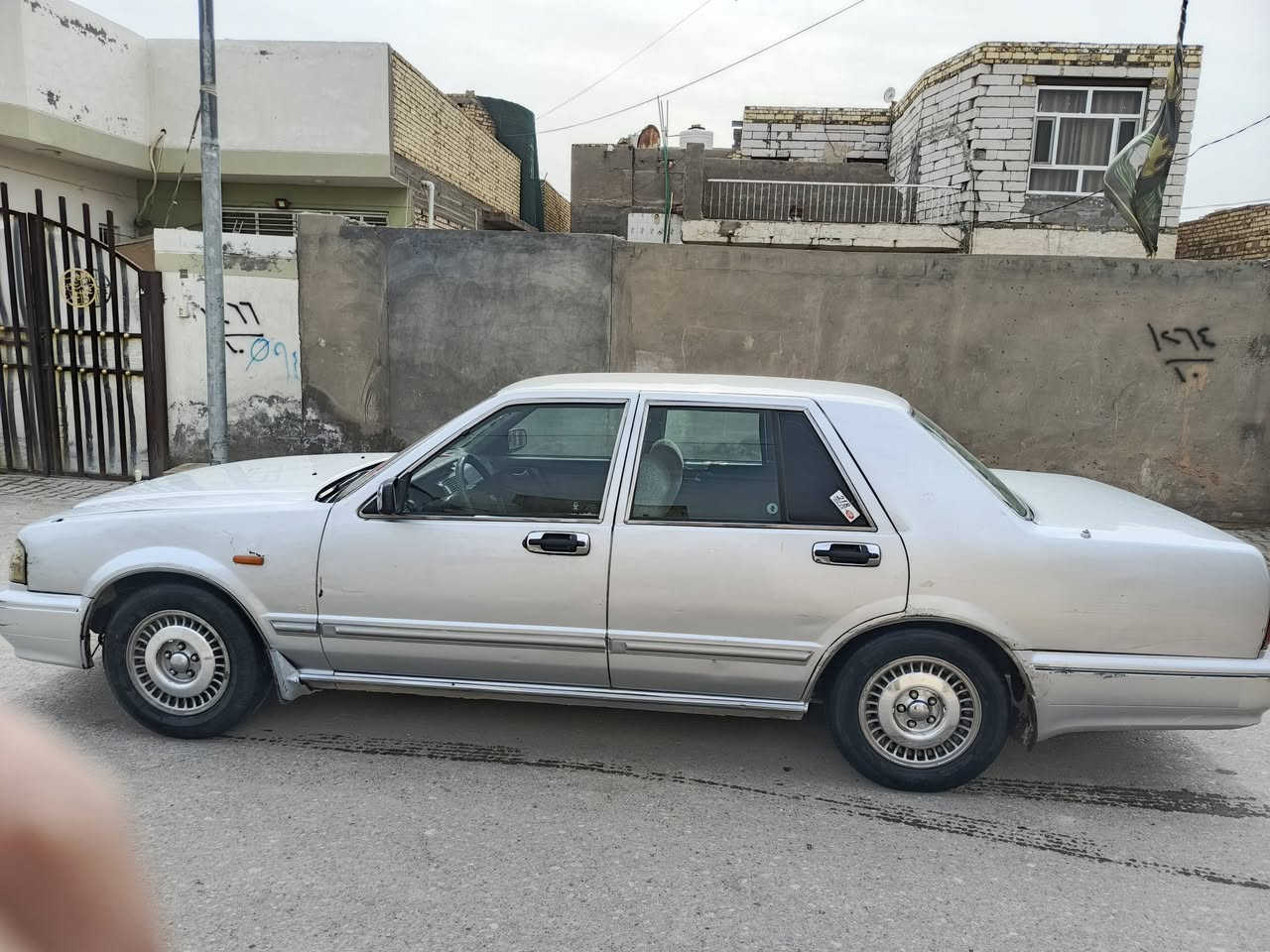 السلام عليكم سياره نيسان سيدرك للبيع موديل 2001 رقم سليمانيه انكليزي عندي وكاله مداور السياره مصبوغة عام للجماليه بدون ضرر مكفولة من الضربه كلها شغاله سنتر لوك تبريد شغال تخم تاير جديد كهربائياته كلها شغاله حداديه 80ب100 رايده ب45 وبيها مجال بصيط مكانها ديوانيه ***********
